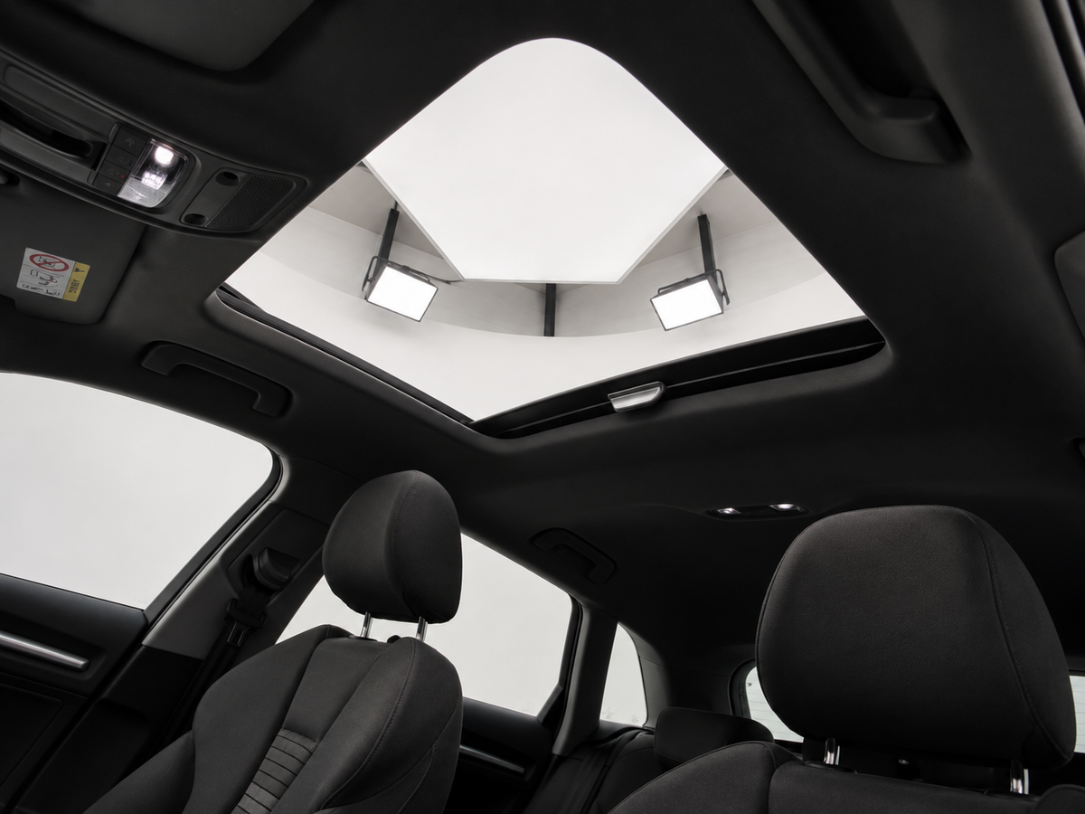 Audi A3 etron 2018, set nedefra igennem soltaget hos ENV Auto i Odense