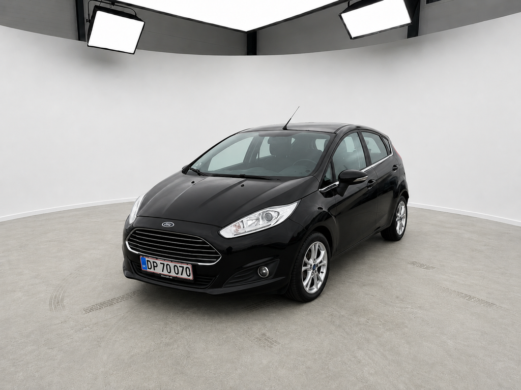 Sort Ford Fiesta 2014 benzinbil fotograferet forfra i et lyst showroom.