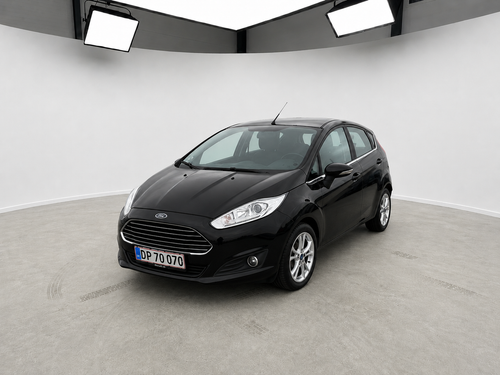Sort Ford Fiesta 2014 benzinbil fotograferet forfra i et lyst showroom.
