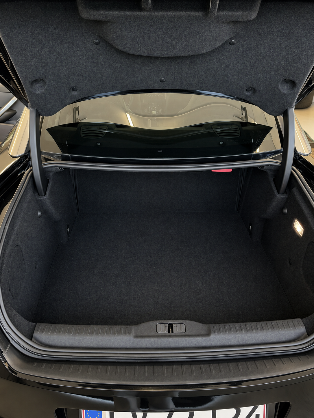 Peugeot RCZ 2011, ser på bagagerum hos ENV Auto i Odense