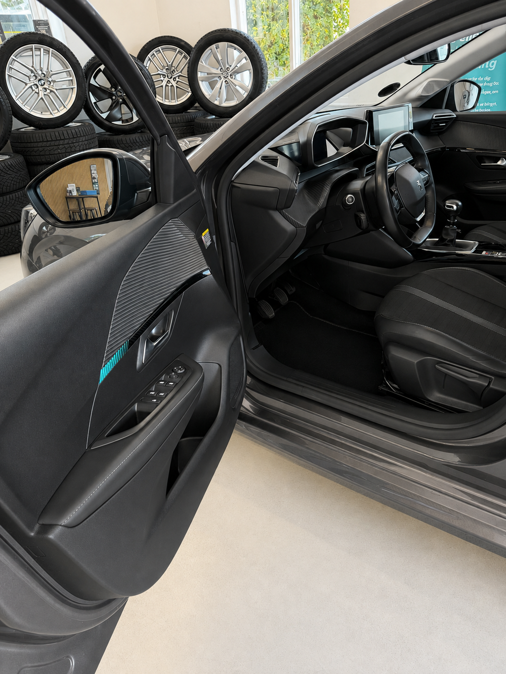 Peugeot 208 2020 alure sky, set skråt indefra hos ENV Auto i Odense
