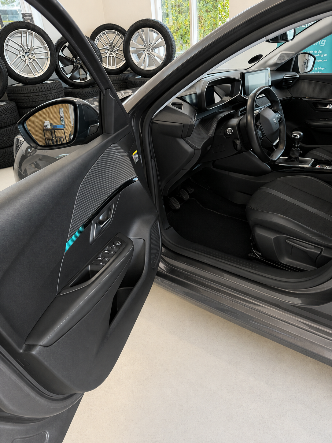 Peugeot 208 2020 alure sky, set skråt indefra hos ENV Auto i Odense
