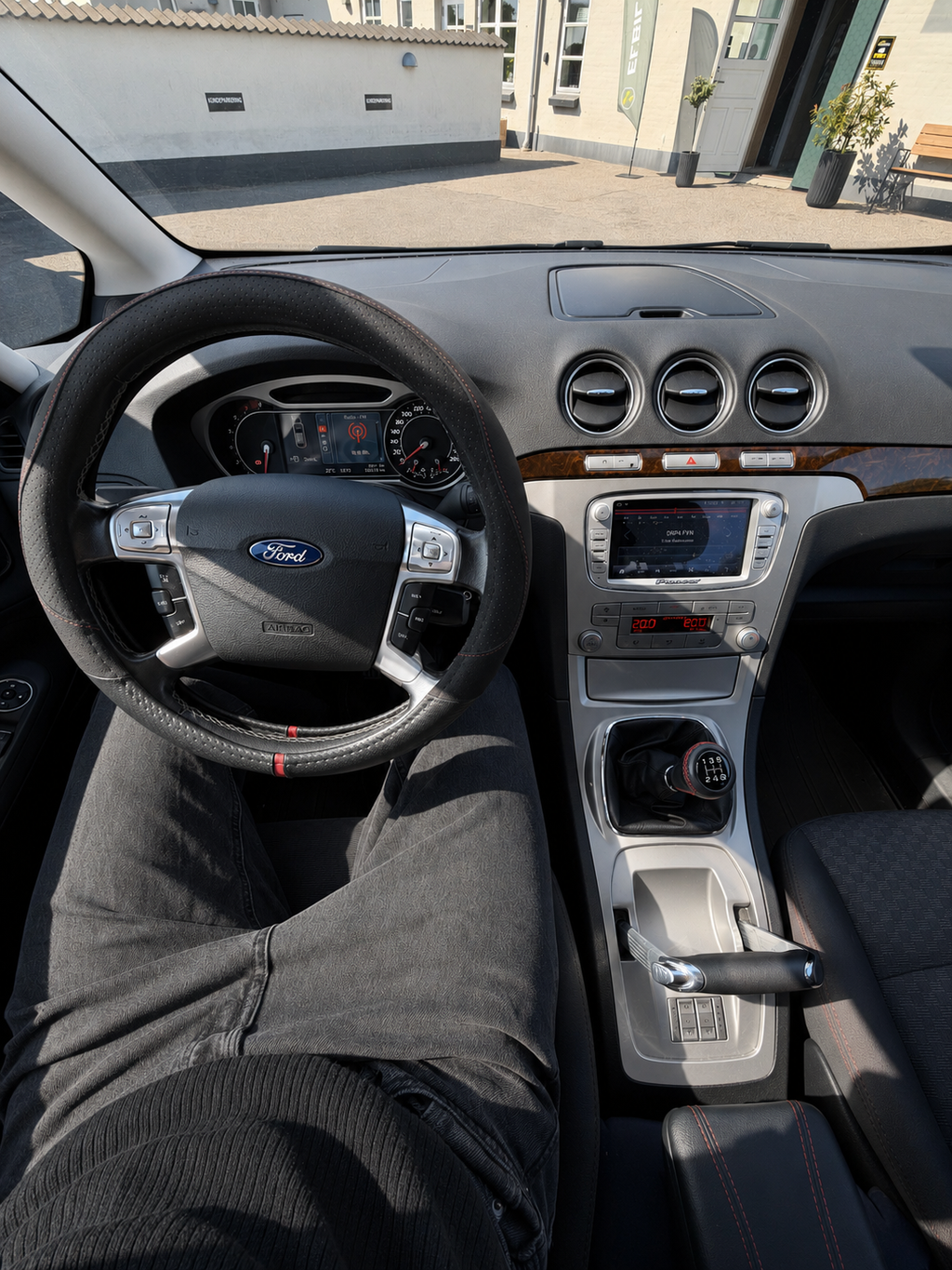 Ford Galaxy 2013 set indefra hos ENV Auto i Odense