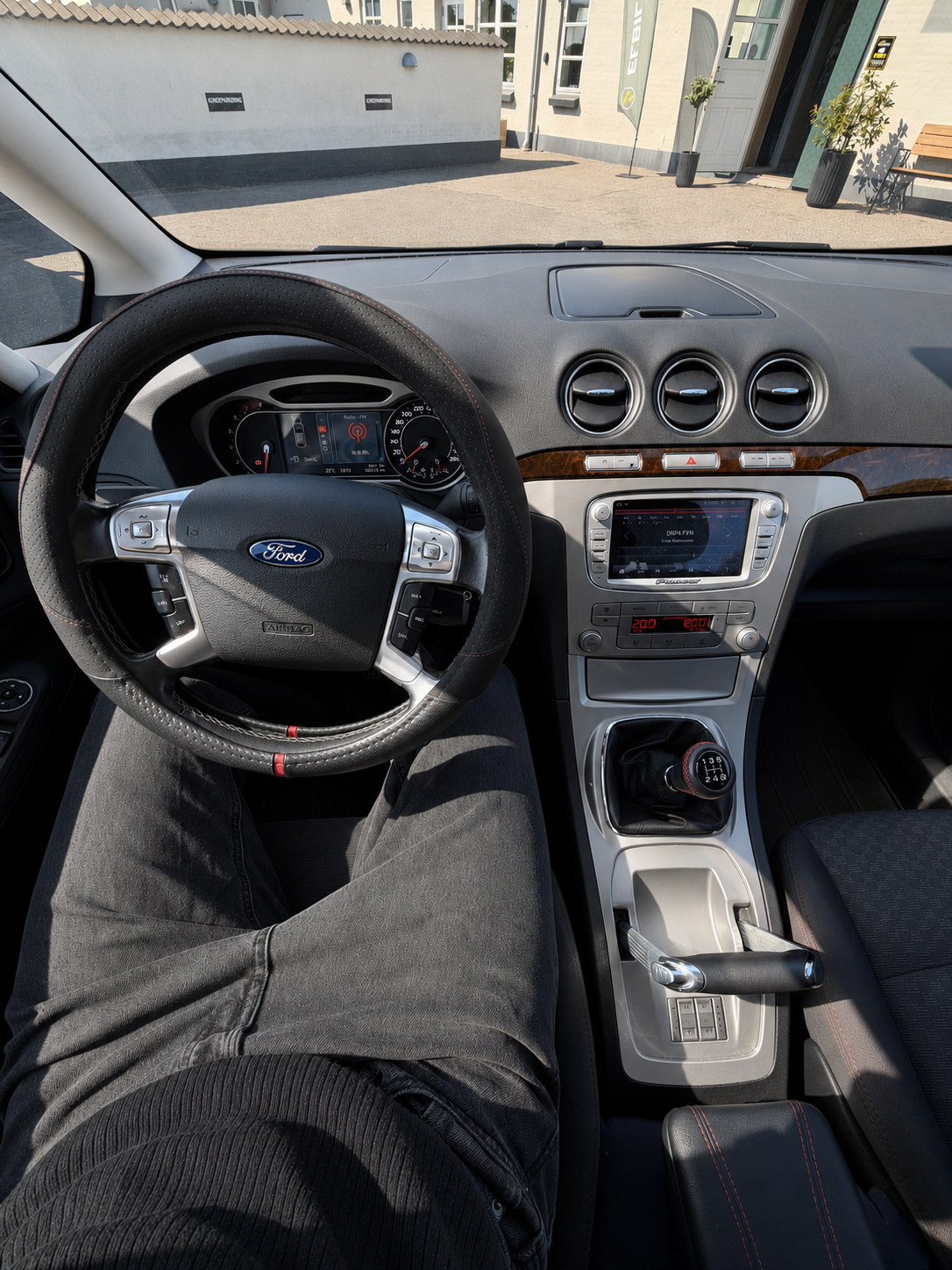 Ford Galaxy 2013 set indefra hos ENV Auto i Odense
