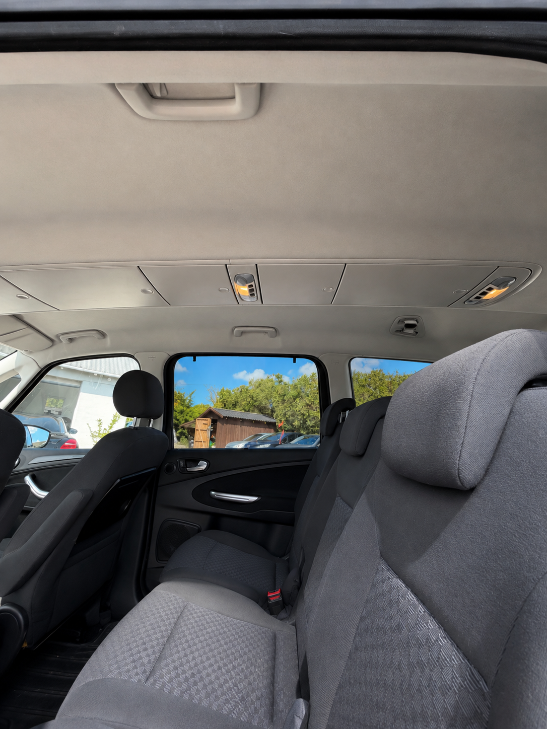 Ford Galaxy 2013 set indefra bagsædet hos ENV Auto i Odense
