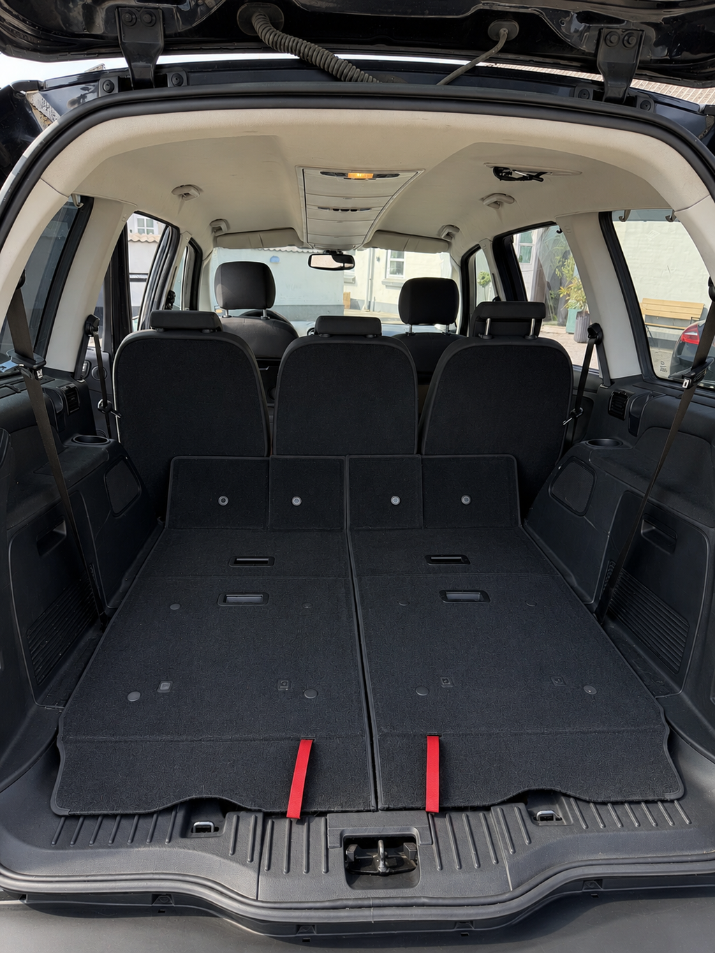 Ford Galaxy 2013 set fra baggerummet hos ENV Auto i Odense
