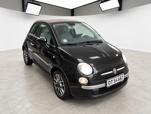 Sort Fiat 500 cabriolet i showroom hos ENV Auto i Odense, set skråt forfra.
